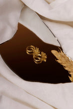 Cargar imagen en el visor de la galería, Pendientes Abeille Oro - Molto Amore Co.