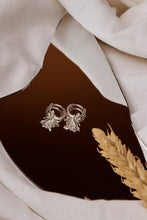 Cargar imagen en el visor de la galería, Pendientes Abeille Plata - Molto Amore Co.